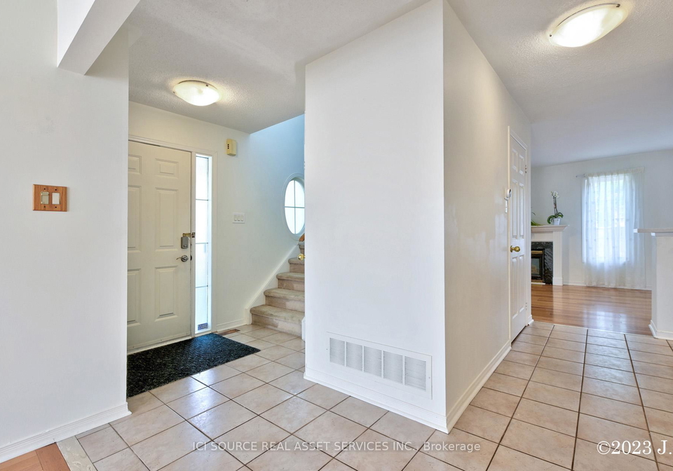 2-waterton-crescent-richmond-hill-ontario-n13412894