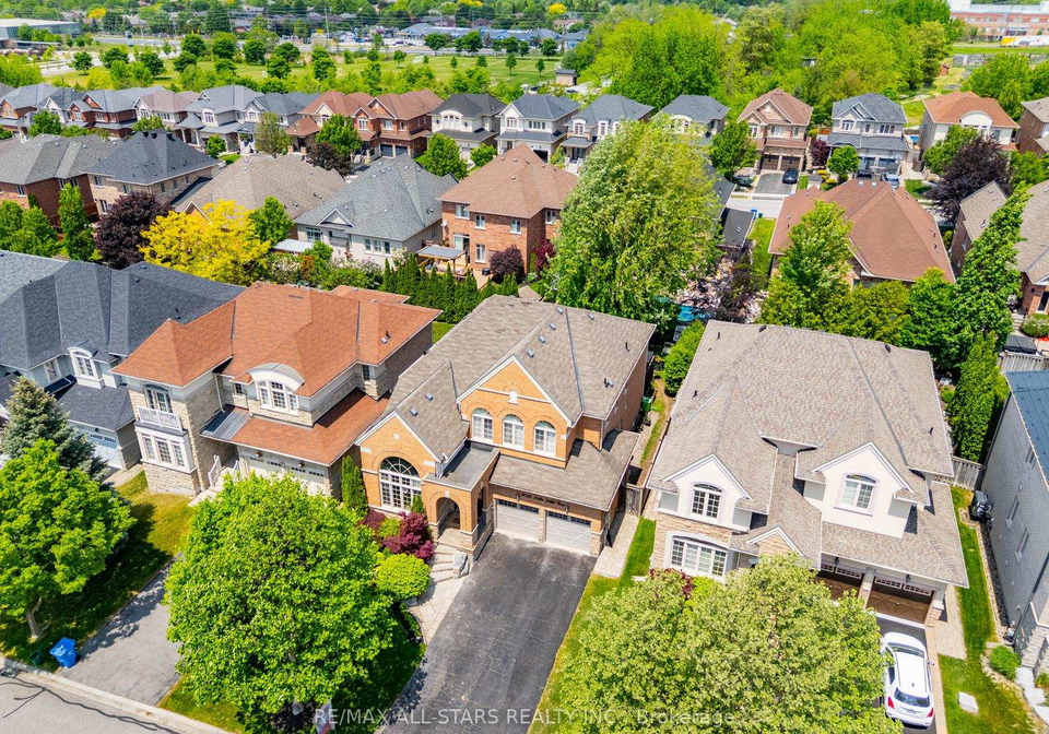 1016-nellie-little-crescent-newmarket-ontario-n13413576