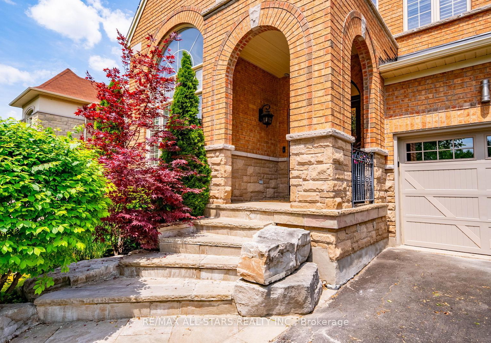 1016-nellie-little-crescent-newmarket-ontario-n13413576
