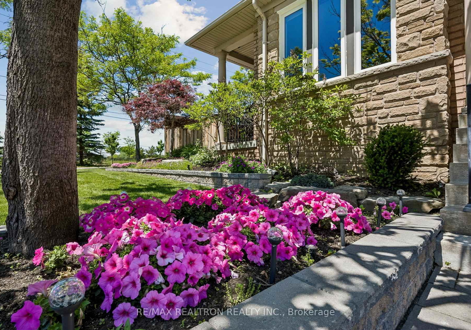 18-hayfield-crescent-richmond-hill-ontario-n13420014