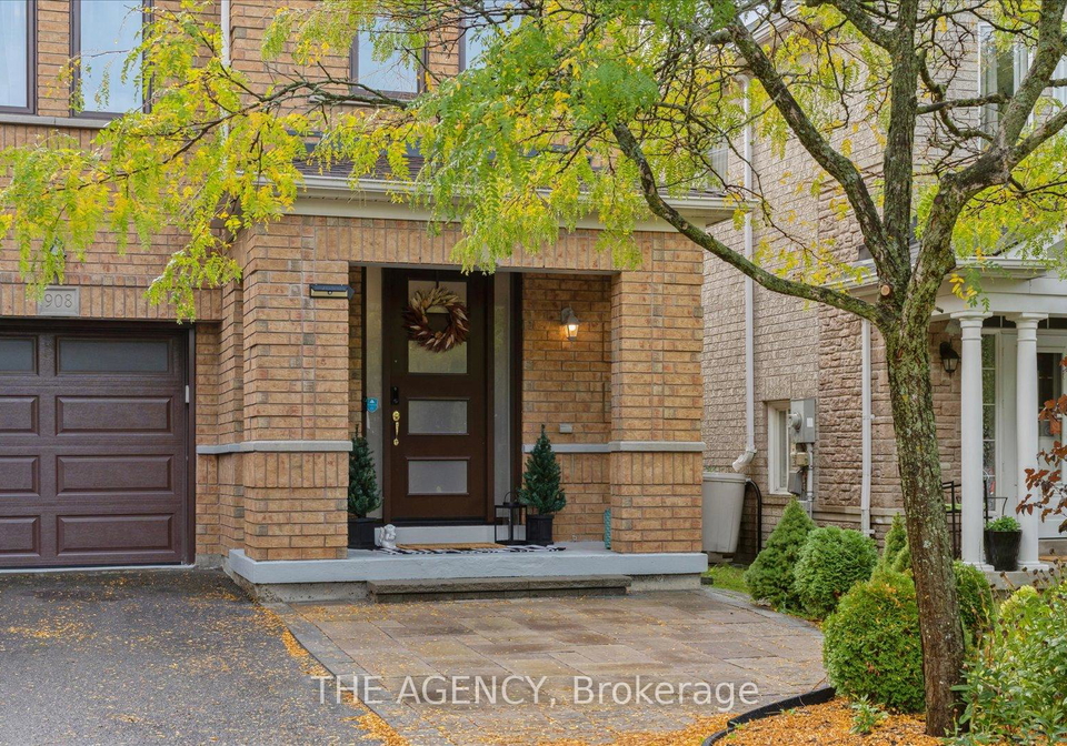 908-oaktree-crescent-newmarket-ontario-n13425054