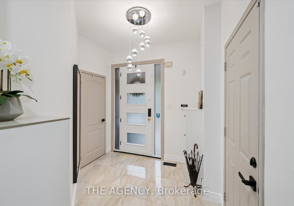 908-oaktree-crescent-newmarket-ontario-n13425054