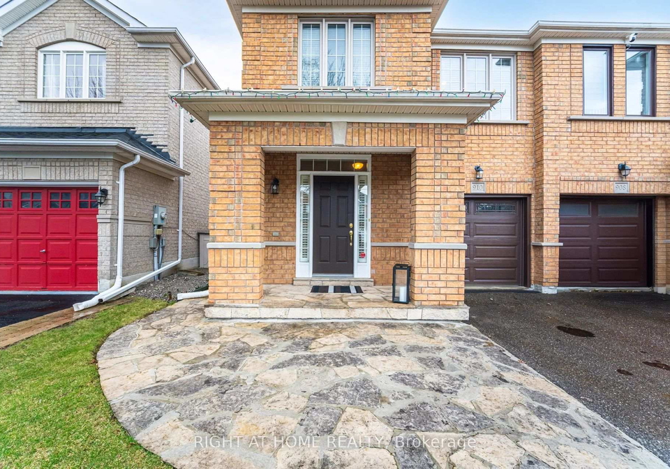 910-oaktree-crescent-newmarket-ontario-n13430934