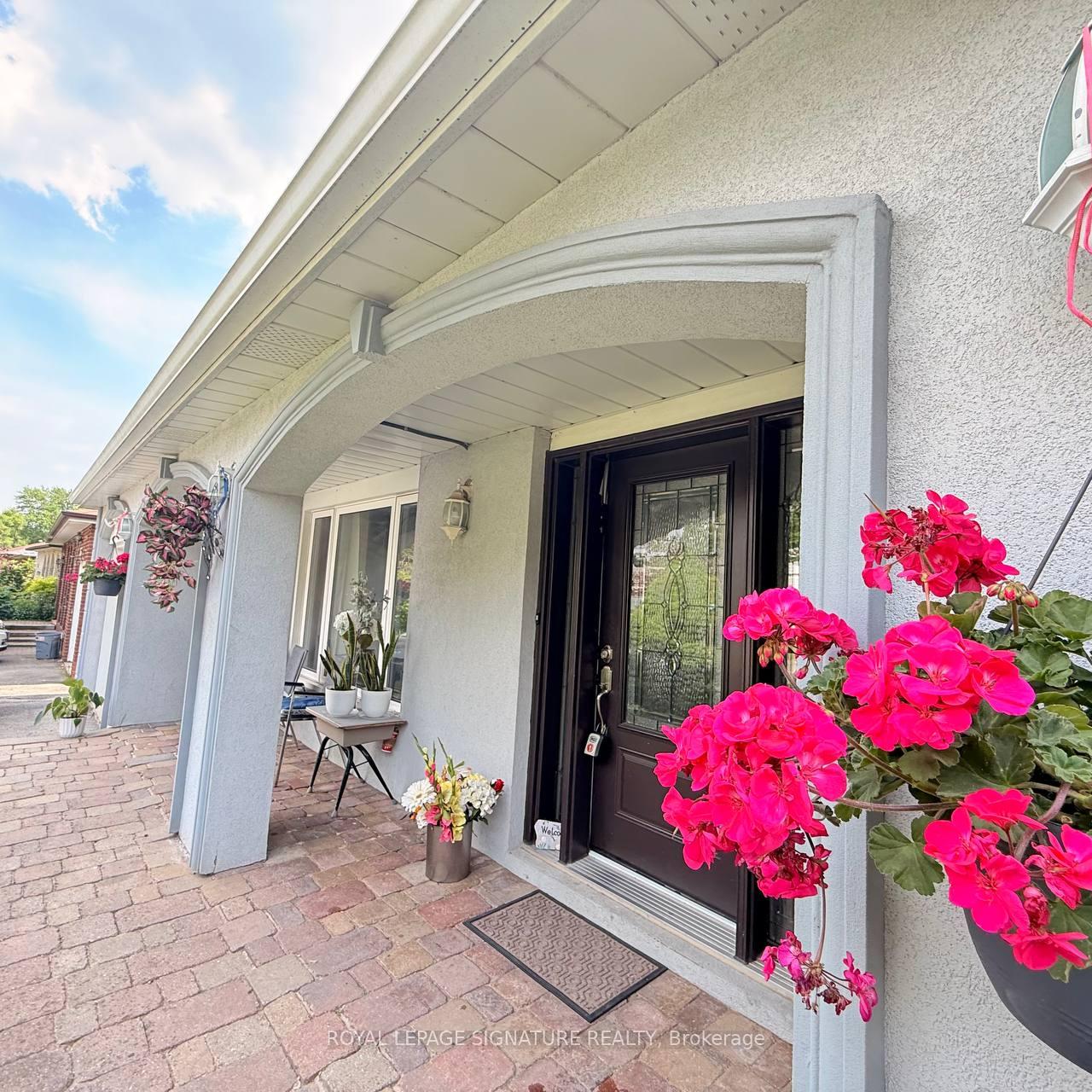 117-romfield-circuit-markham-ontario-n13460372