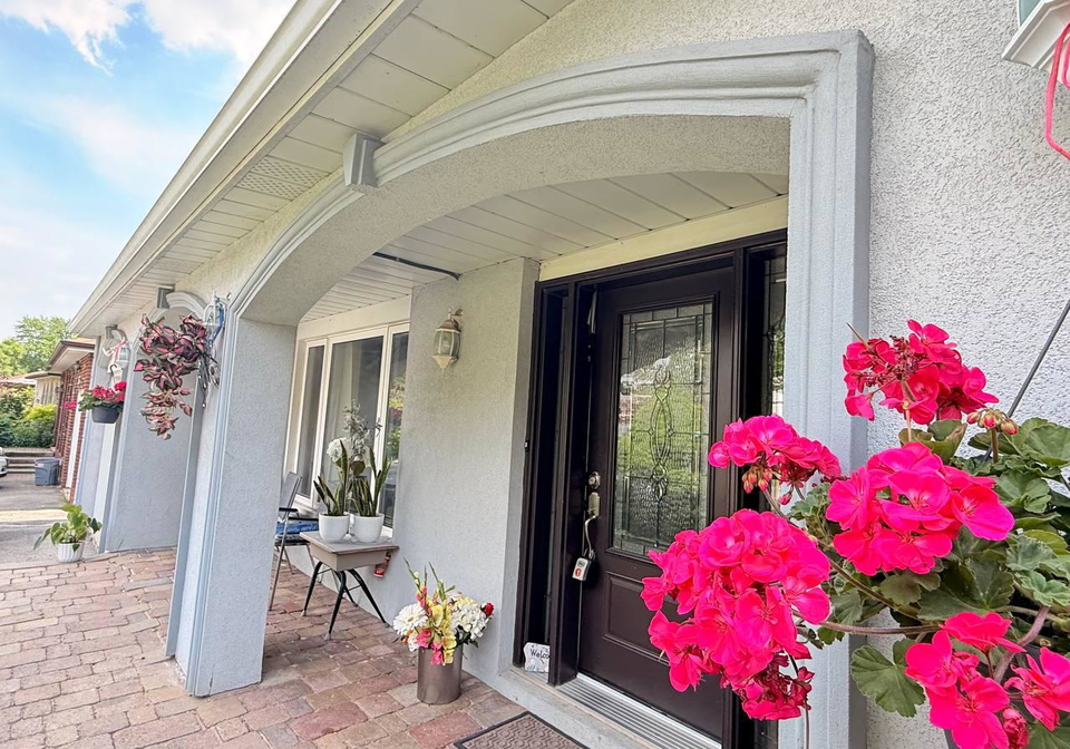 117-romfield-circuit-markham-ontario-n13460372