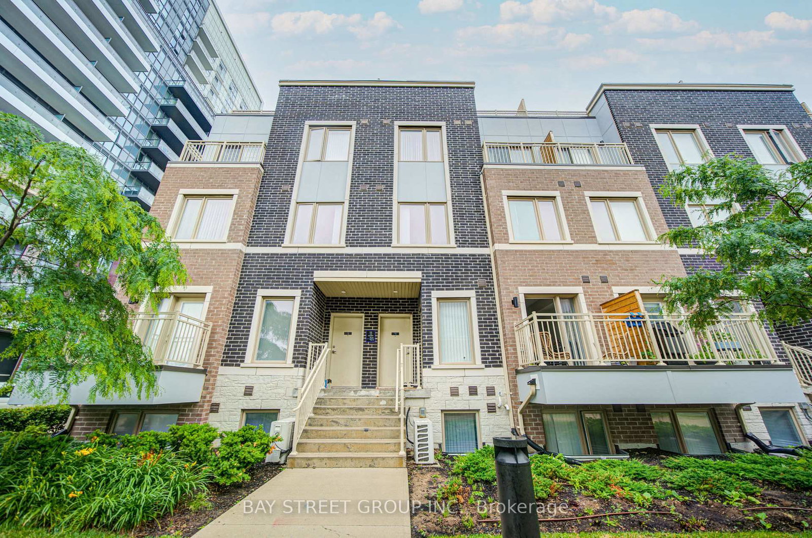11-honeycrisp-crescent-vaughan-ontario-n13471174