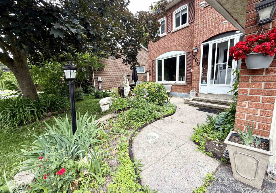 209-yorkshire-drive-newmarket-ontario-n13495178