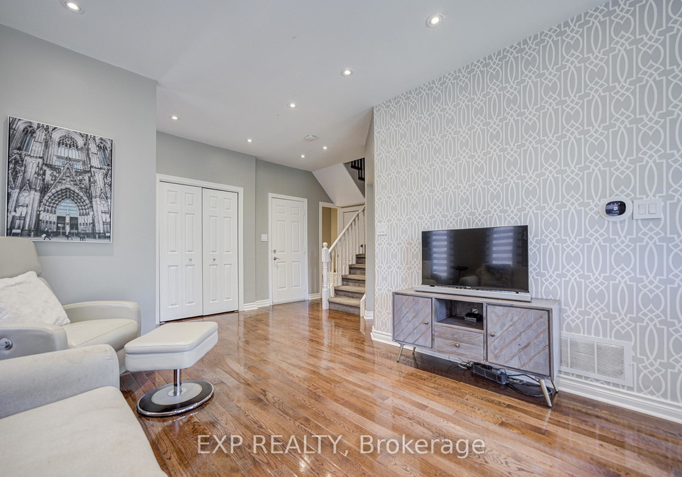 292-sheridan-court-newmarket-ontario-n13497022