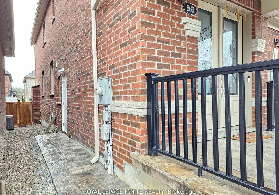 669-sweetwater-crescent-newmarket-ontario-n13523058