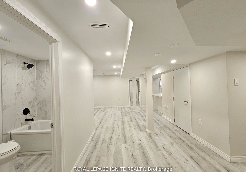 669-sweetwater-crescent-newmarket-ontario-n13523058