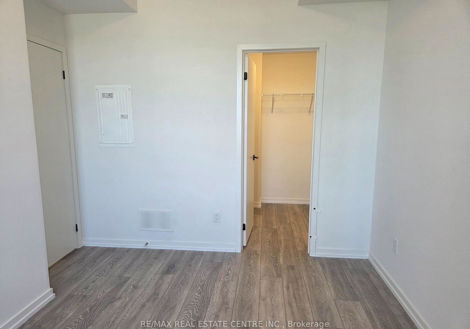 16-lytham-green-circle-newmarket-ontario-n13549824