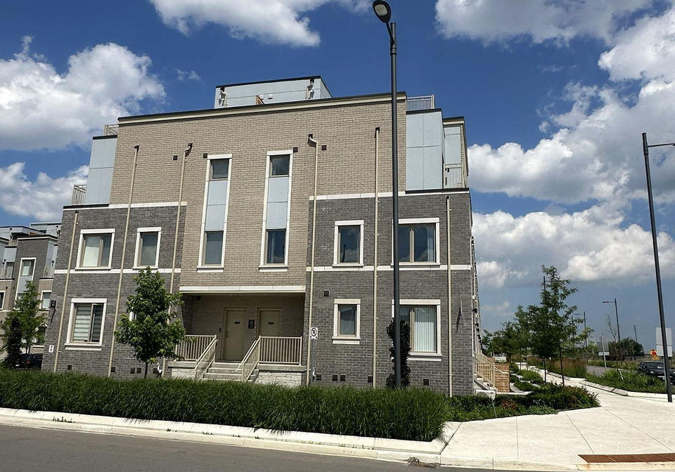 150-honeycrisp-crescent-vaughan-ontario-n13557066