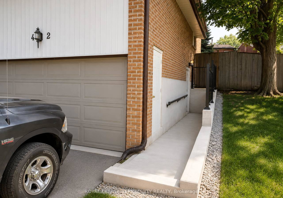 42-portland-crescent-newmarket-ontario-n13574388
