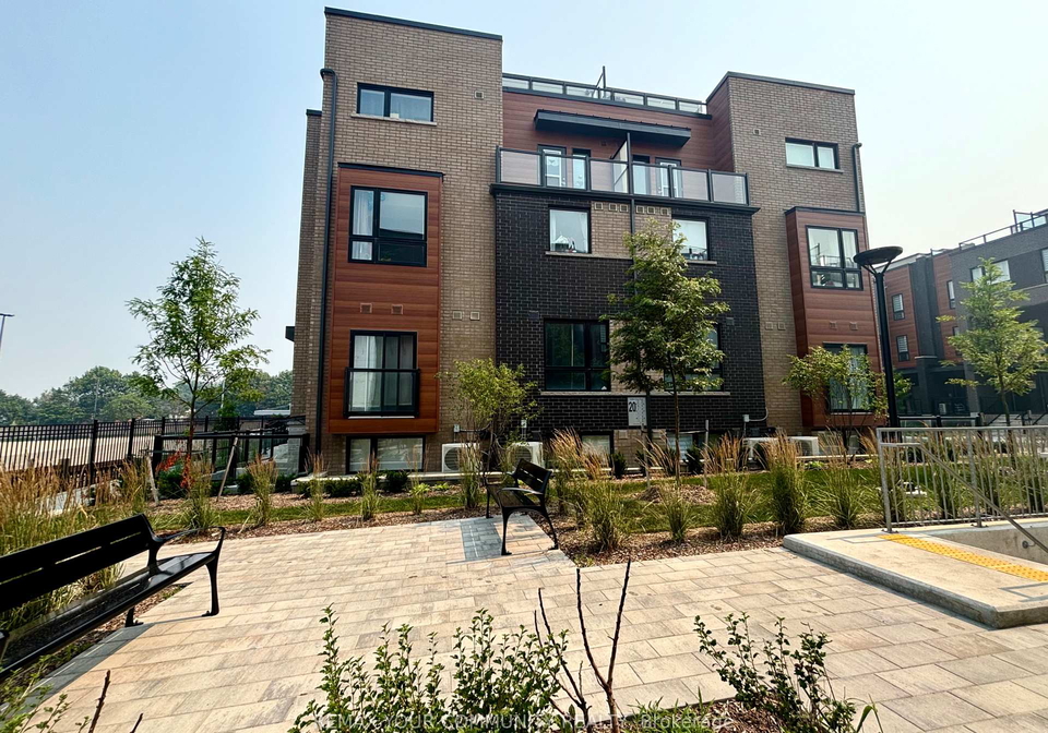 220-lytham-green-circle-newmarket-ontario-n13574778