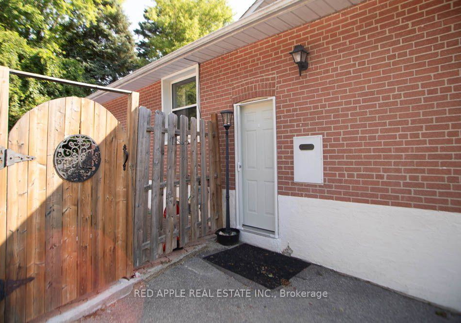 126-longford-drive-newmarket-ontario-n13582356