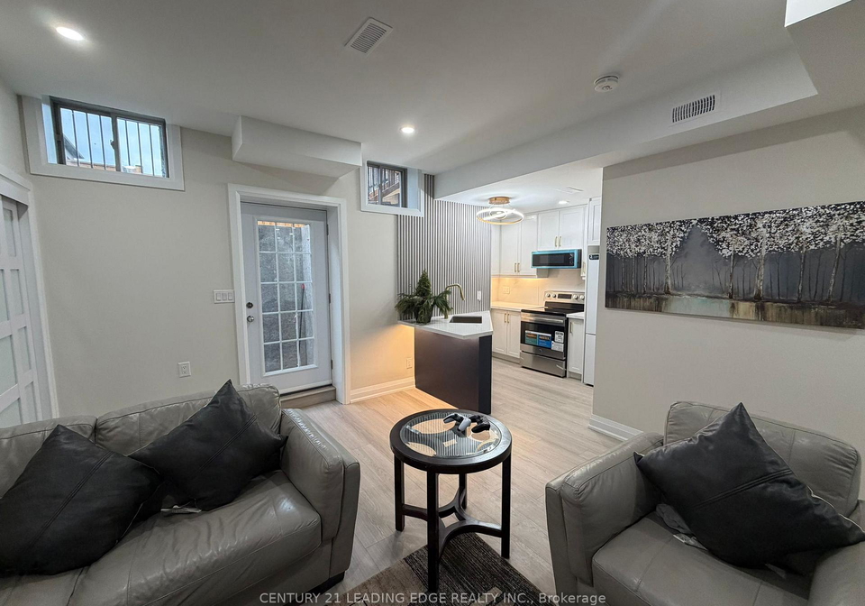 7-suttonrail-way-whitchurch-stouffville-ontario-n13611822