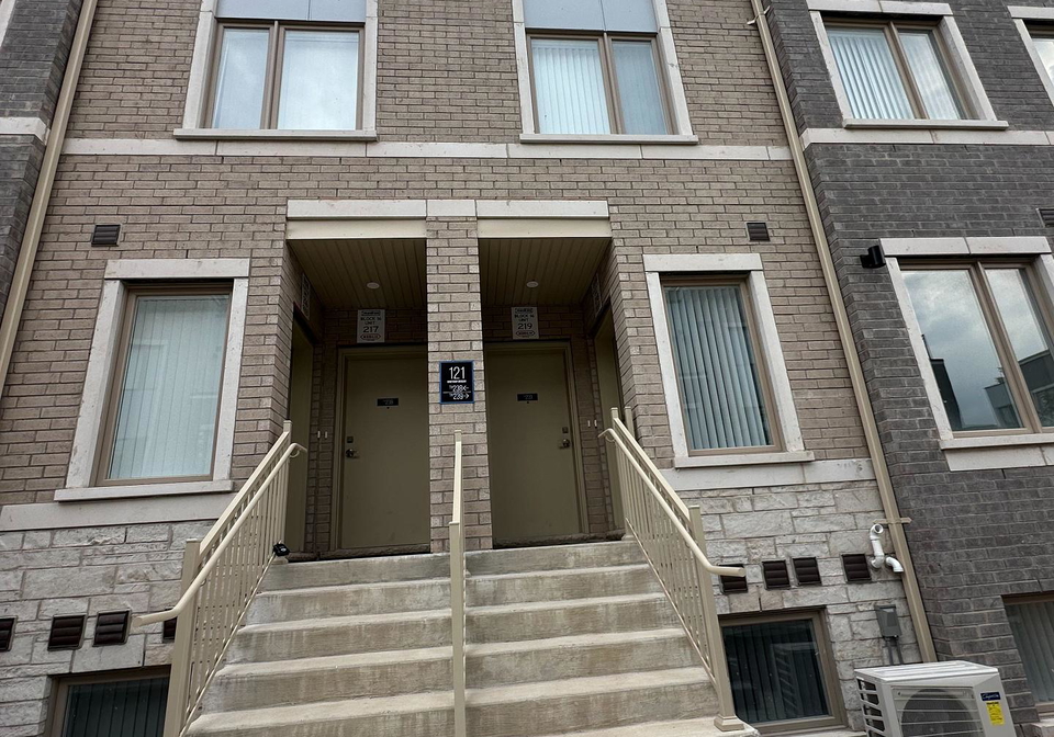 121-honeycrisp-crescent-vaughan-ontario-n13613550