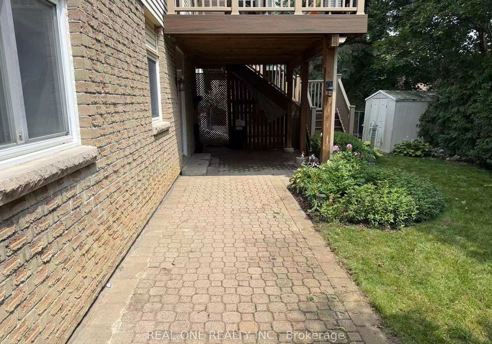 70-closs-square-aurora-ontario-n13614104
