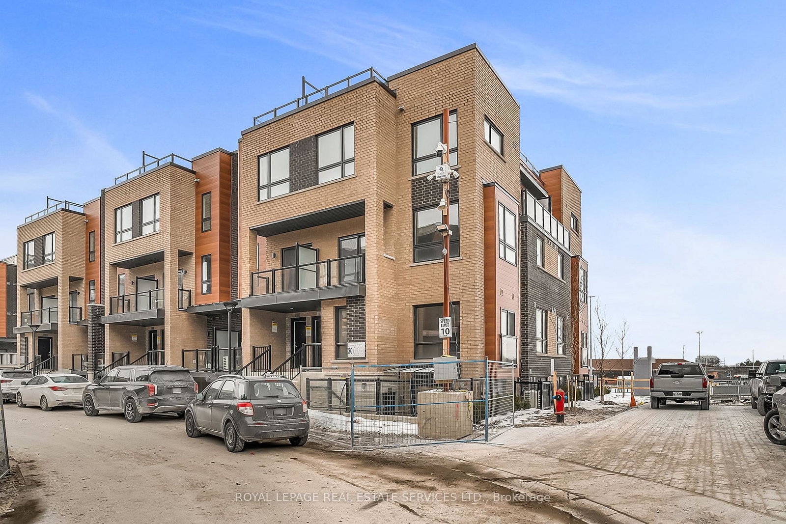 20-lytham-green-circle-newmarket-ontario-n13620518
