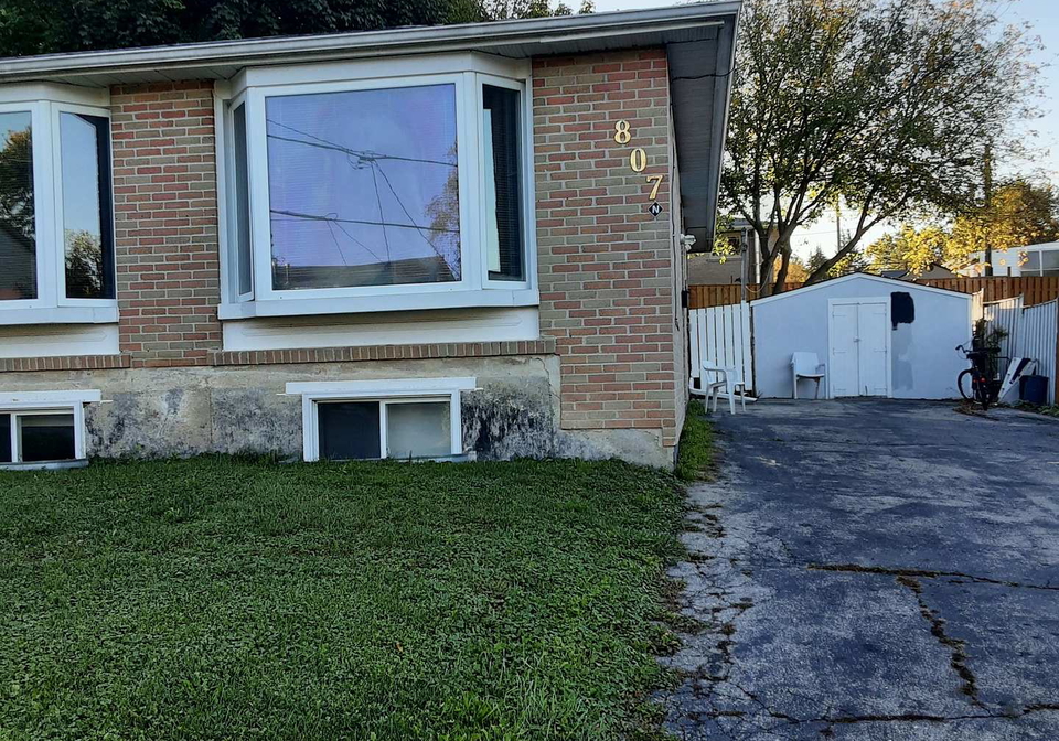 807-greenfield-crescent-newmarket-ontario-n13621690