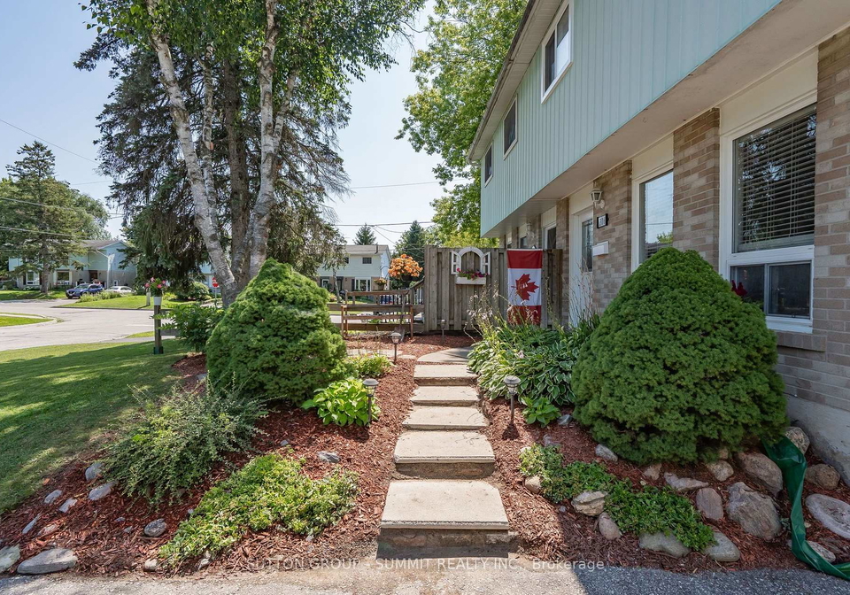 306-oakwood-court-newmarket-ontario-n13638174