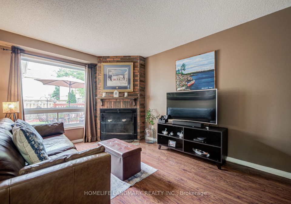 8-closs-square-aurora-ontario-n13648488