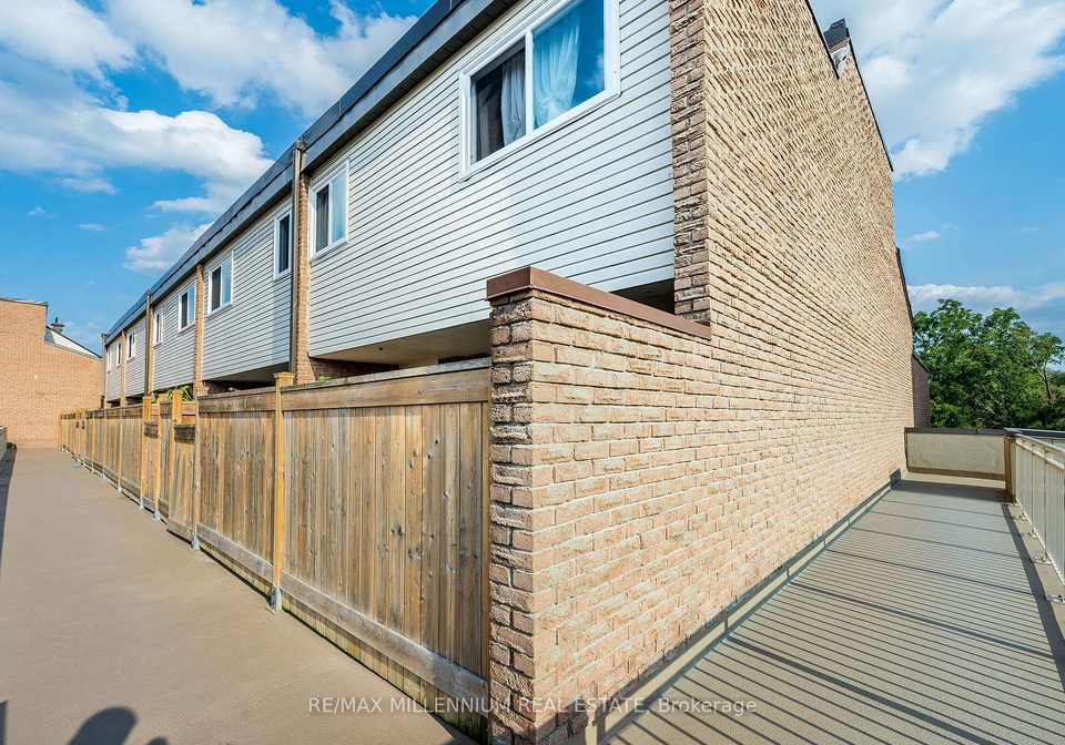 301-milestone-crescent-aurora-ontario-n13652998
