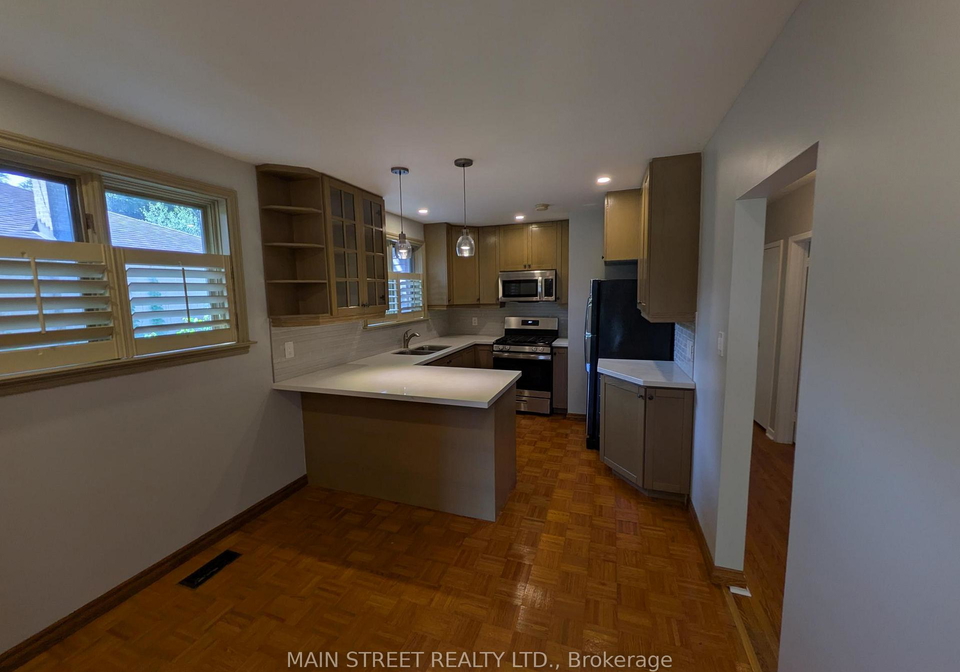 16-child-drive-aurora-ontario-n13661340