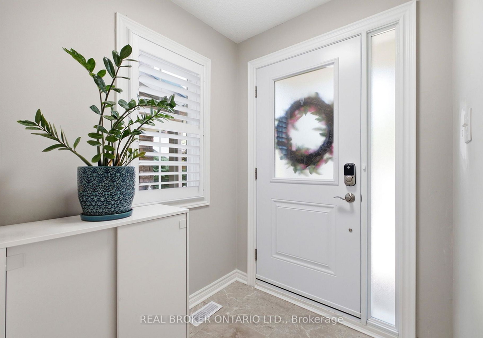 22-october-lane-aurora-ontario-n13685772