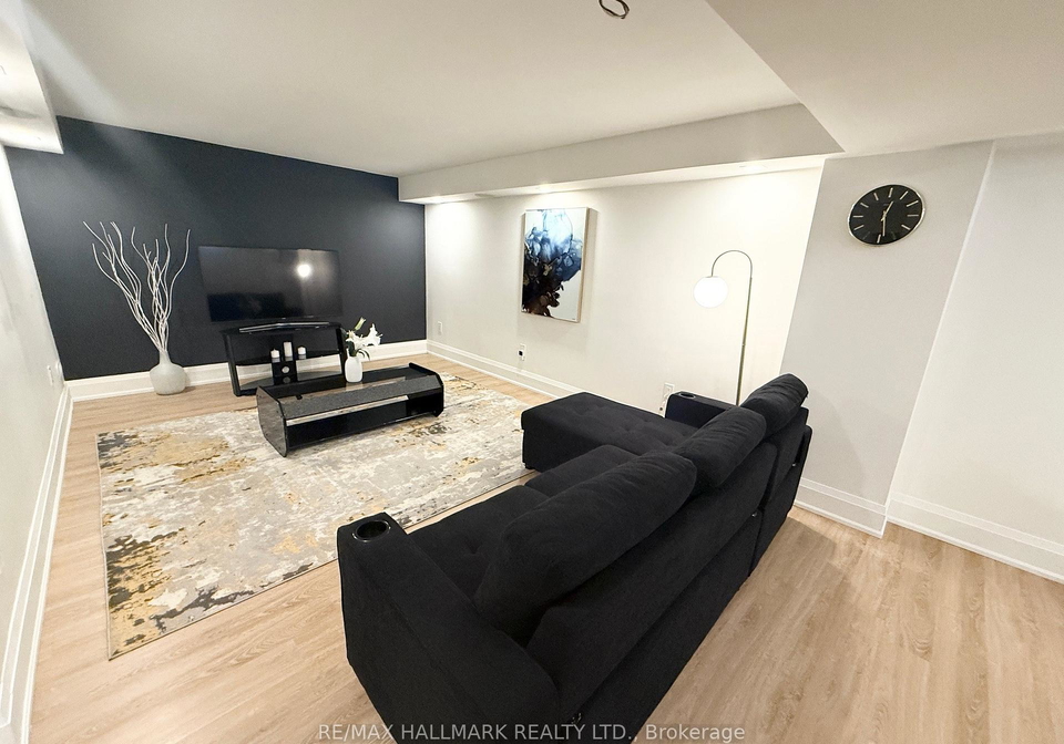 7-charing-crescent-aurora-ontario-n13687738