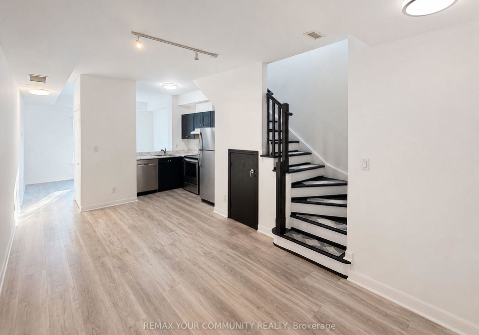 1-center-street-w-richmond-hill-ontario-n13692896