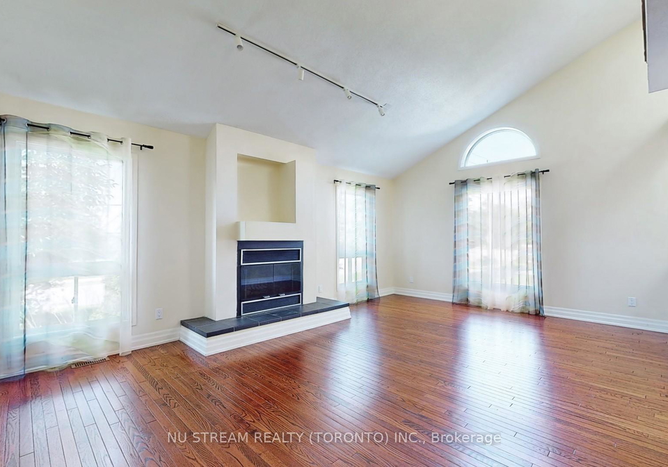 15-bond-crescent-richmond-hill-ontario-n13699122