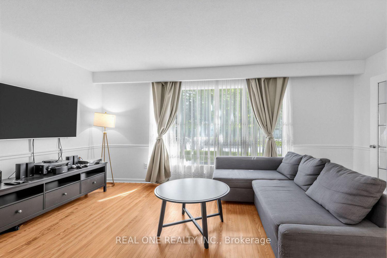 10-devins-drive-aurora-ontario-n13700902