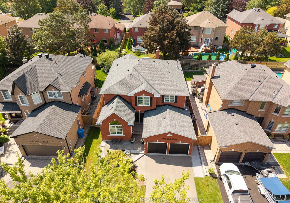 139-rhodes-circle-newmarket-ontario-n13702946