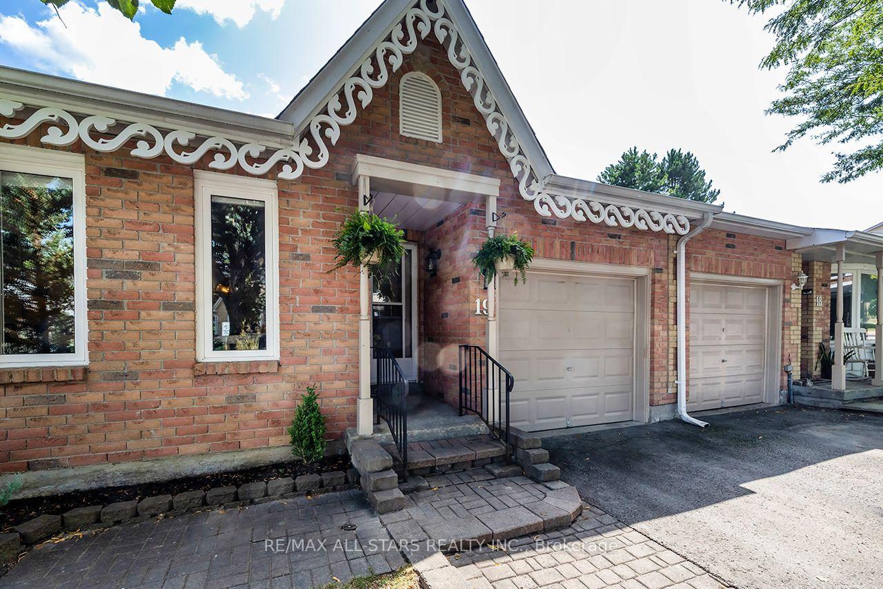adams-court-uxbridge-ontario-n13703414