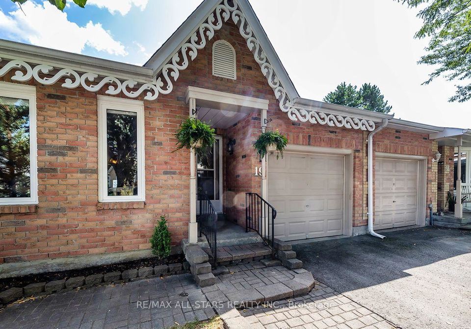 adams-court-uxbridge-ontario-n13703414