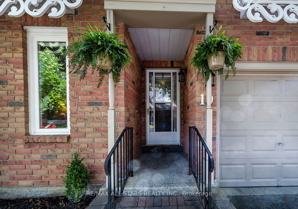 adams-court-uxbridge-ontario-n13703414
