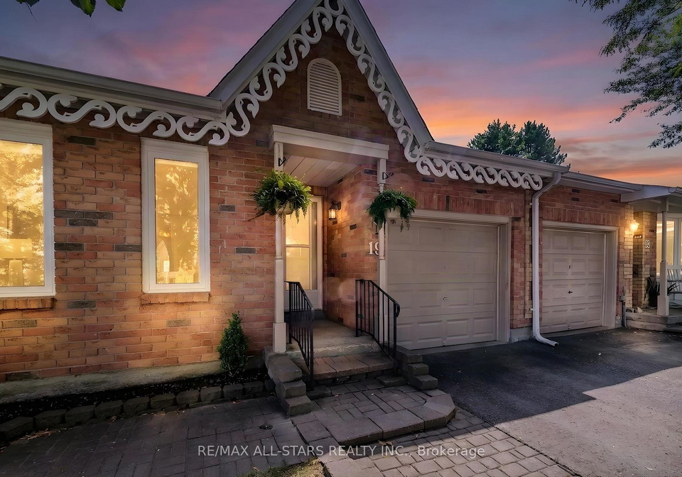 adams-court-uxbridge-ontario-n13703414