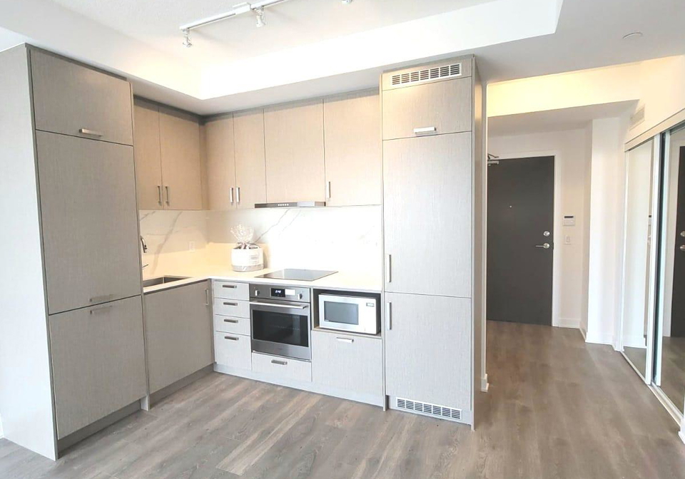 60-honeycrisp-crescent-n-vaughan-ontario-n13703666