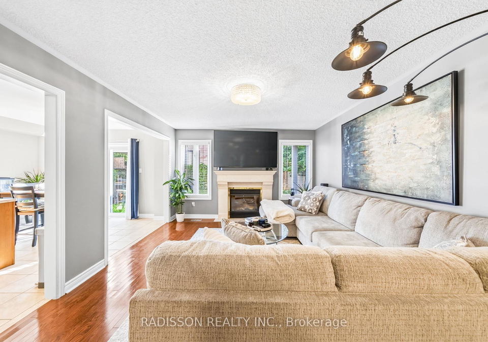 863-oaktree-crescent-newmarket-ontario-n13724752