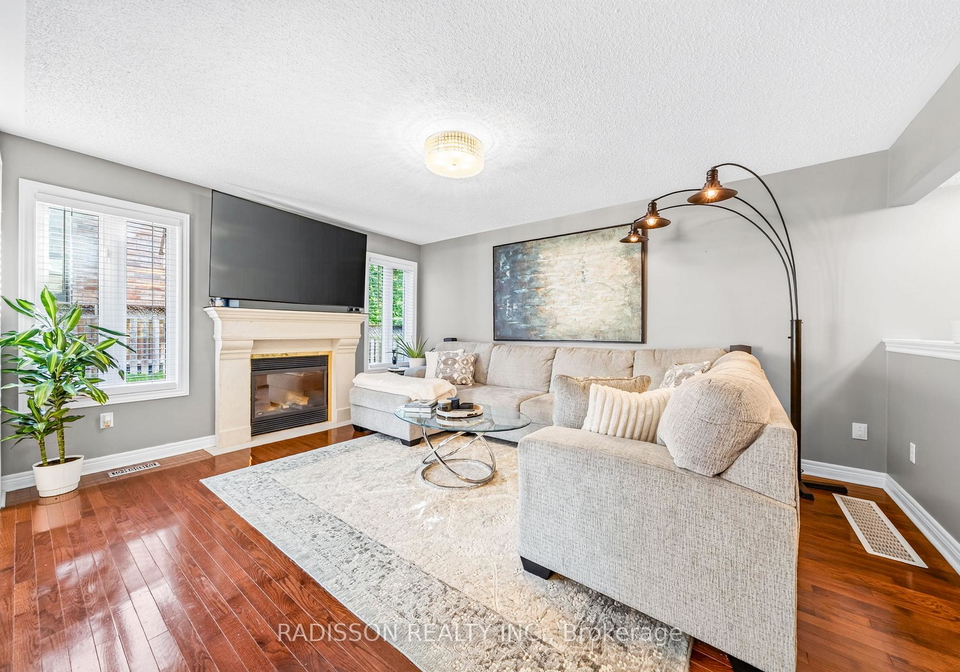 863-oaktree-crescent-newmarket-ontario-n13724752