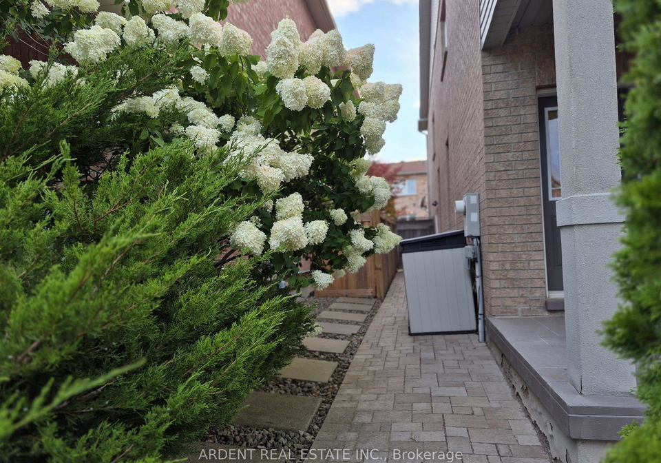 18-kerr-lane-aurora-ontario-n13725684