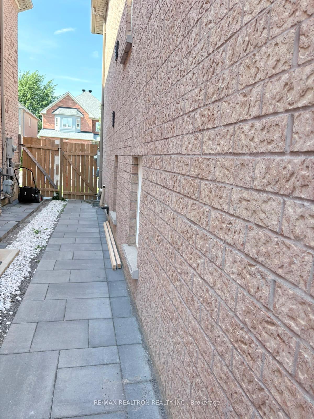 158-wainscot-avenue-newmarket-ontario-n13727488