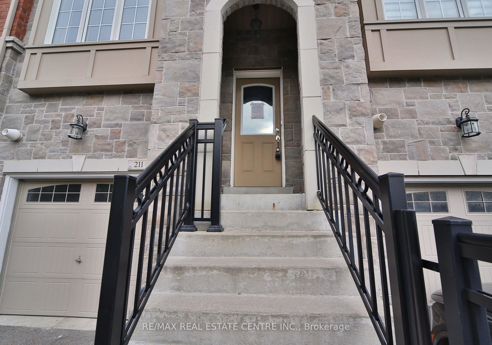 211-appleton-court-newmarket-ontario-n13741010