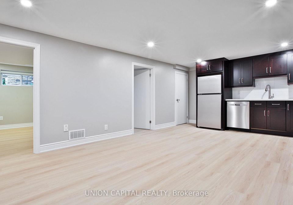 131-romfield-circuit-markham-ontario-n13742006