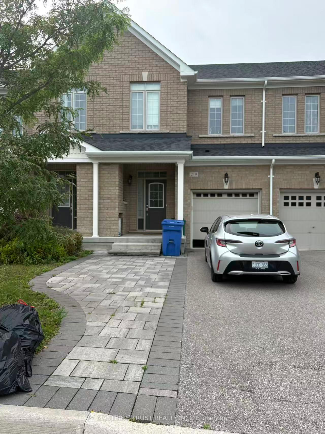 219-radial-drive-aurora-ontario-n13747336