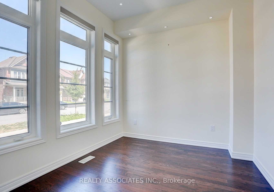 153-roy-harper-avenue-aurora-ontario-n13777608