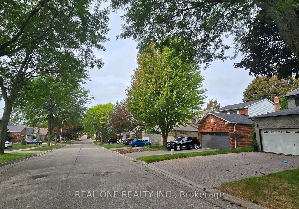 58-closs-square-aurora-ontario-n13806812