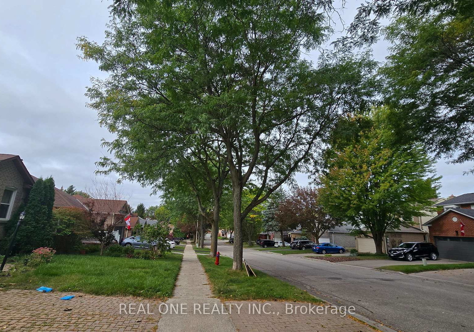 58-closs-square-aurora-ontario-n13806812