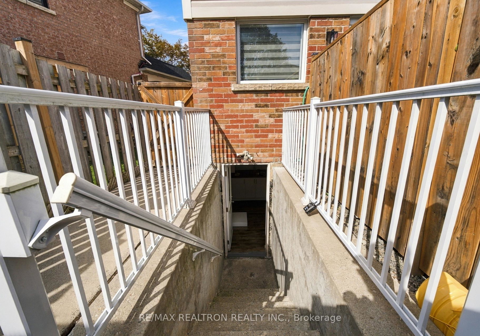 27-watkins-glen-crescent-aurora-ontario-n13818388